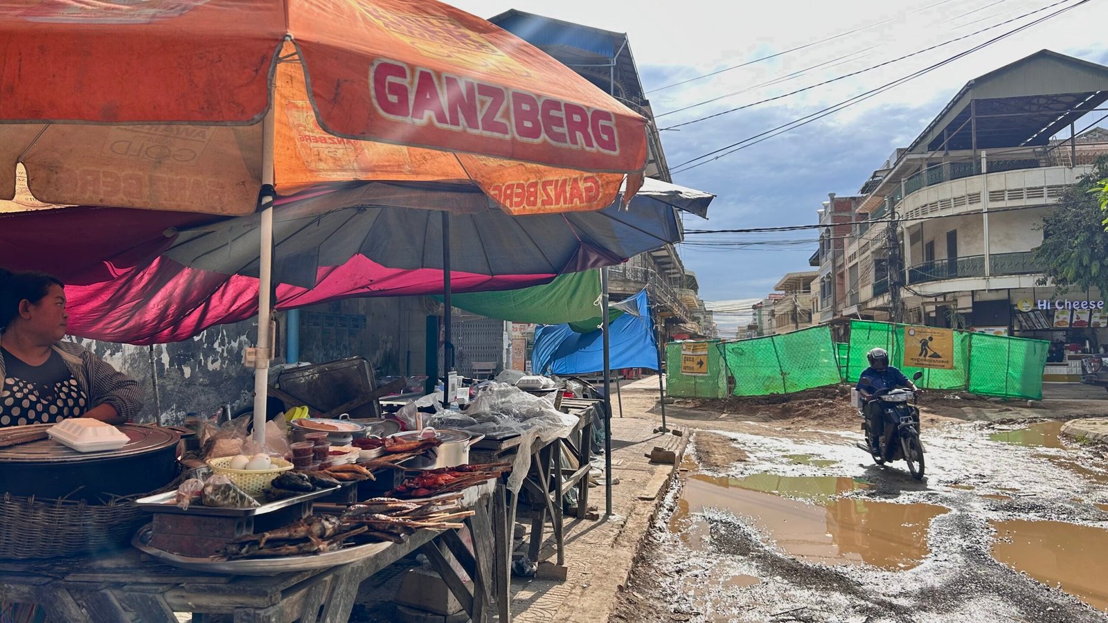 បទយកការណ៍៖ អាជីវករនៅ​ក្រុង​បាត់​ដំបង​ត្អូញ​ត្អែ​រពីការធ្លាក់ចុះ​​ចំណូល ព្រោះ​​ផ្លូវ​រង​​ការ​​​ខូ​ច​ខា​ត​​ខ្លាំង