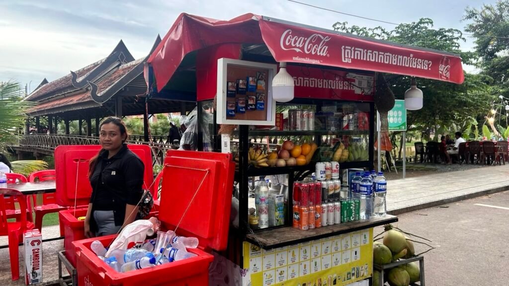 អ្នកស្រី ត្រាំ វៀង អាយុ ៣៧ឆ្នាំ ជាអ្នកលក់ភេសជ្ជៈ និងទឹកក្រឡុក នៅជិតផ្សាររាត្រី ស្ទឹងសៀមរាប ក្រុងសៀមរាប។ ថតនៅថ្ងៃទី ២១ កក្កដា ២០២៥ រូបភាពដោយ គង់ ស្រីរ័ត្ន