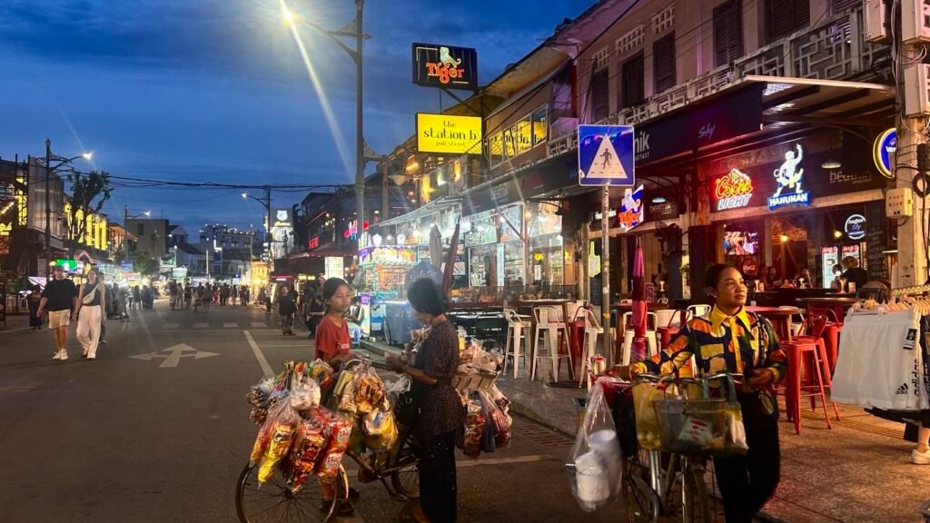 ទិដ្ឋភាពពេលល្ងាច នៅលើផ្លូវផាប់ស្ទ្រីទ (Pubstreet) នៅក្រុងសៀមរាប។ថតនៅថ្ងៃទី ២១ កក្កដា ២០២៥ រូបភាពដោយ គង់ ស្រីរ័ត្ន