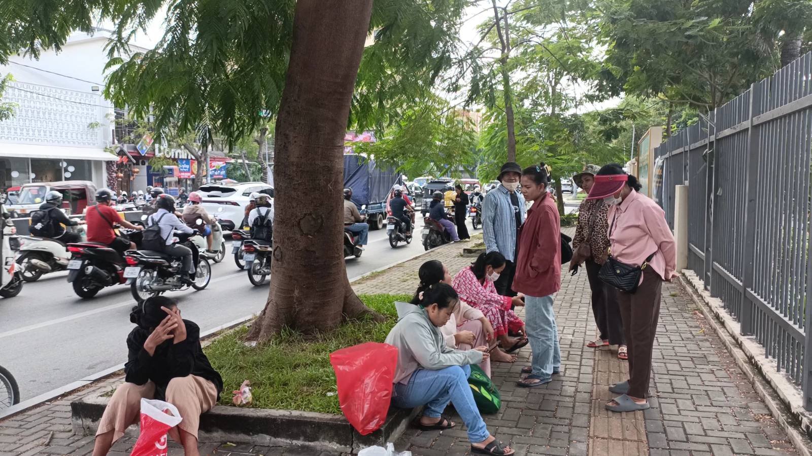 បុគ្គលិកផ្នែកសំអាតនៅព្រលានយន្តហោះភ្នំពេញ តវ៉ាសុំឱ្យក្រុមហ៊ុនHCCផ្តល់សំណងបញ្ចប់កិច្ចសន្យាការងារ