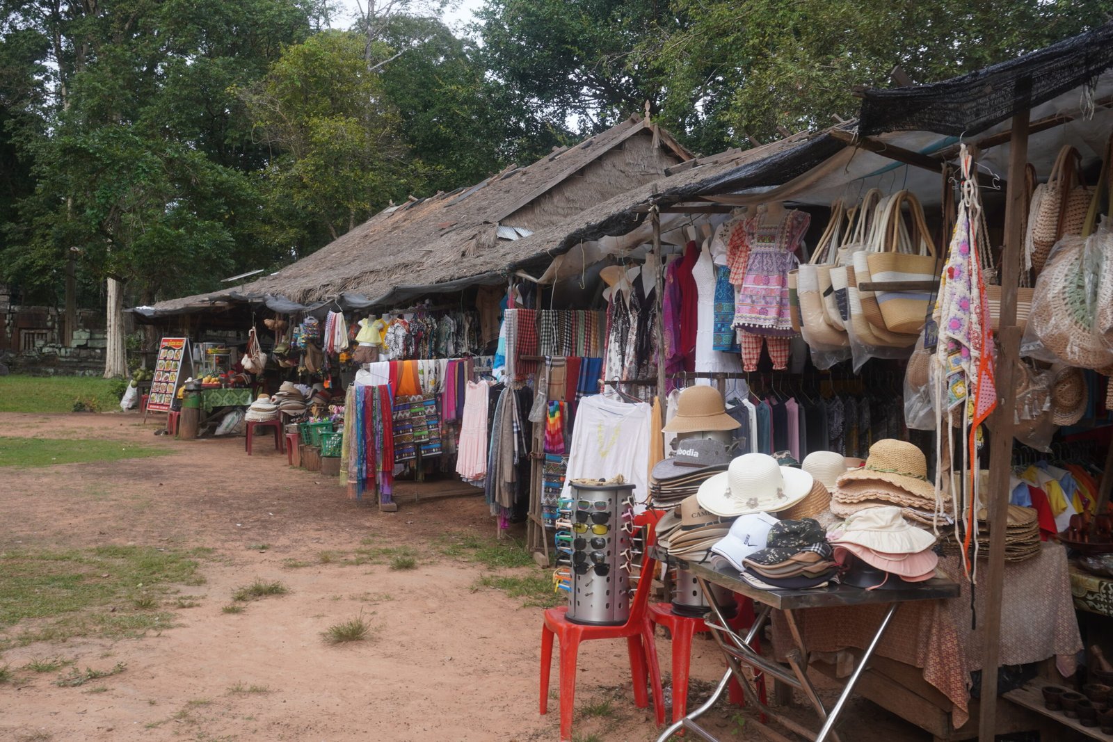 បទយកការណ៍​៖ ​អាជីវករលក់ដូរនៅក្បែរ​ប្រាសាទ​​កោះកេរ ត្អូញត្អែរចំណូលធ្លាក់ចុះក្រោយមាន​វិវាទ​ព្រំដែន​កម្ពុជា-ថៃ