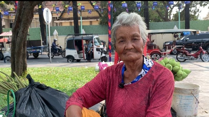 បទយកការណ៍៖ស្រ្តីវ័យចំណាស់ដែលលក់ដូរនៅមុខព្រះបរមរាជវាំងត្អូញត្អែរពីផលលំបាករកចំណូល