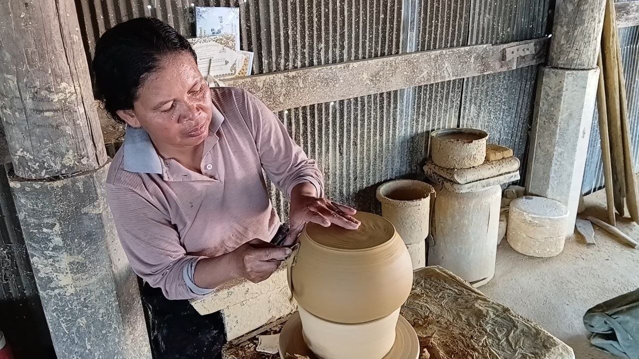 អ្នកភូមិអណ្តូងឫស្សីព្យាយាមរក្សាមុខរបរធ្វើក្អមឆ្នាំងពីដូនតា ខណៈបារម្ភពីកង្វះអ្នកបន្តវេន
